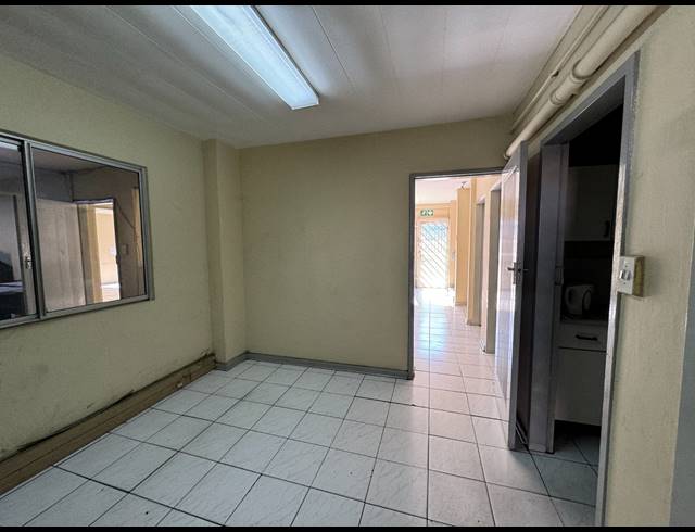 950M² WAREHOUSE TO LET IN JET PARK